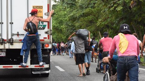 Tráileres con migrantes abandonados alertan en México