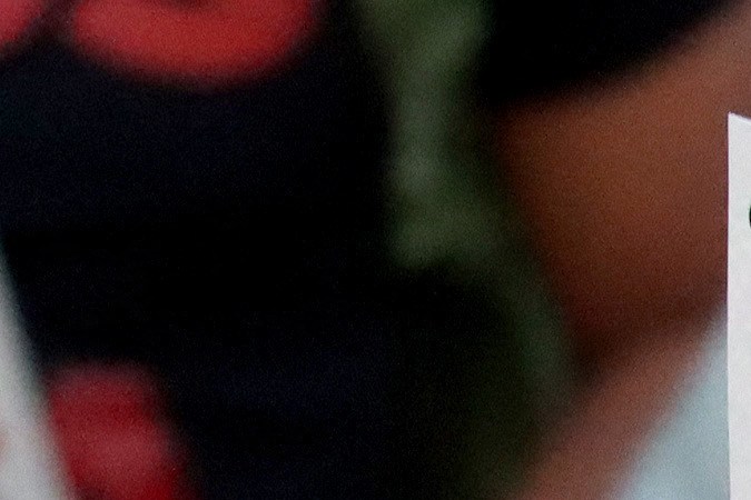 Un periodista sostiene un cartel que dice:"matando periodistas no se mata la verdad" durante una protesta.