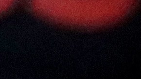 Un periodista sostiene un cartel que dice:"matando periodistas no se mata la verdad" durante una protesta.