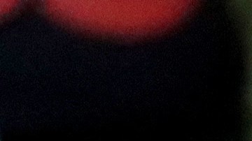 Un periodista sostiene un cartel que dice:"matando periodistas no se mata la verdad" durante una protesta.