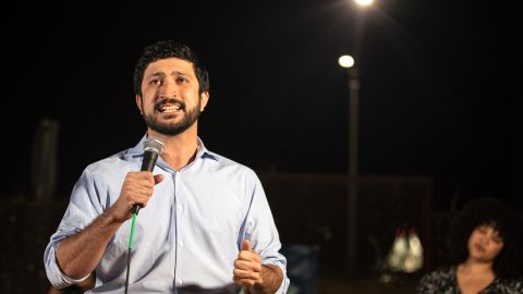 Greg Casar hizo la huelga para abogar por un mandato federal de pausas para tomar agua para los trabajadores.