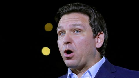 El gobernador de Florida, Ron DeSantis, enfrenta una primer demanda por la Ley SB 1718.