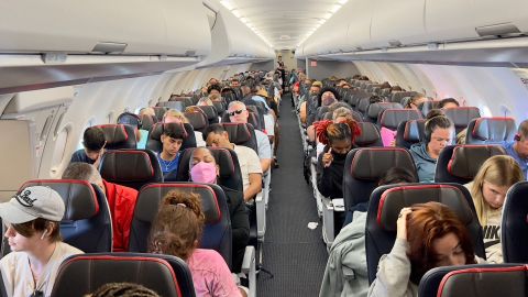 Pasajeros en avión.