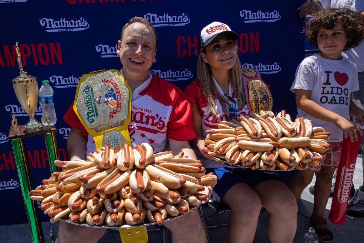 El rey del "hot dog" lo hace de nuevo y arrasa en el popular concurso de tragones de Nueva York