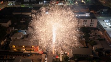 LOS ANGELES, CA - JULY 04: In an aerial view, large illegal fireworks are set off late into the night, long after the professional Independence Day shows have ended, on July 4, 2022 in Los Angeles, California. Though local fireworks complaints to police have reportedly decreased by about half this year, and by more than 80 percent since 2022, large sections of Los Angeles are home to people who come from cultures where personal fireworks are embraced. Those aerial explosives have grown bigger with time. (Photo by David McNew/Getty Images)
