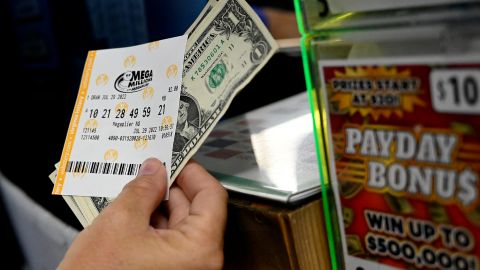 Una persona compra un billete de lotería Mega Millions en una tienda en Arlington, Virginia, el 29 de julio de 2023.