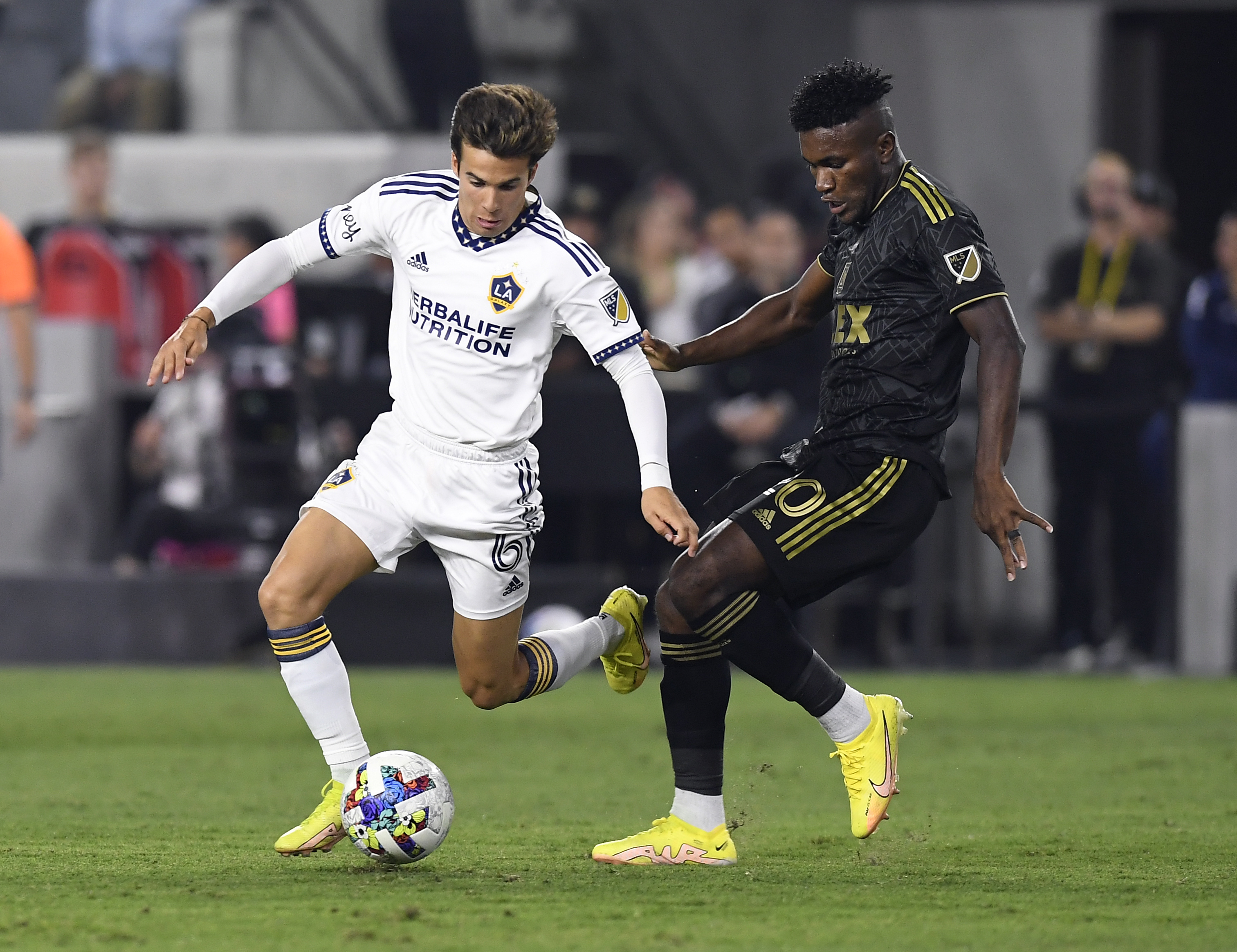 LA Galaxy presenta su nueva camiseta para la temporada 2022 de la