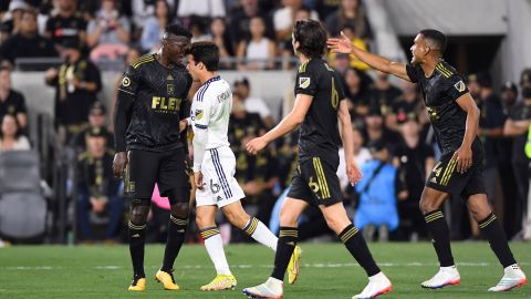 Riqui Puig con la playera del LA Galaxy ante LAFC.