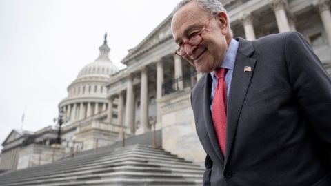 Schumer alabó el voto bipartidista del Senado para aprobar la Ley de Autorización de la Defensa Nacional.