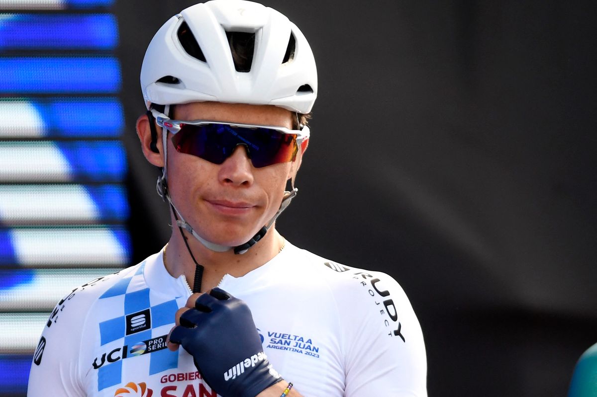 “Superman” Lopez lives up to his prediction and wins gold in the Central American and Caribbean Games time trial.