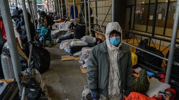 Migrantes que llegan a Nueva York duermen en la calle y en autobuses ante la falta de alojamiento