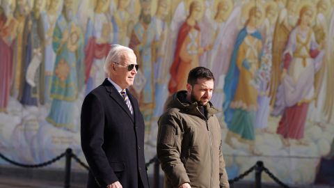 El presidente Joe Biden (i) camina junto al presidente ucraniano Volodimir Zelensky durante su visita a Ucrania en febrero de 2023.