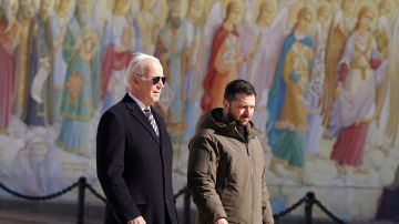 El presidente Joe Biden (i) camina junto al presidente ucraniano Volodimir Zelensky durante su visita a Ucrania en febrero de 2023.