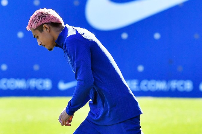 Julian Araujo en un entrenamiento con el FC Barcelona.