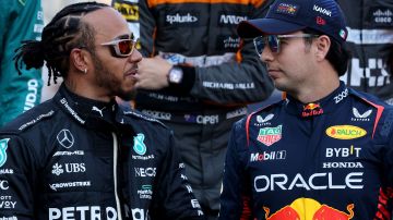 Lewis Hamilton (i) y Sergio 'Checo' Pérez (d), pilotos de Fórmula 1.