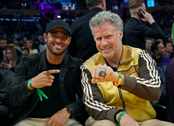 Carlos Vela con gorra de los Dodgers disfrutando de un partido de Lakers junto al actor y copropietario de Los Angeles Football Club, Will Ferrer en marzo de 2023. Foto: Kevork Djansezian/Getty Images.
