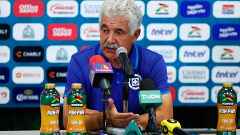 Ricardo 'Tuca' Ferretti en rueda de prensa con Cruz Azul.