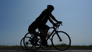 Ciclista de montaña muere tras ayudar a los excursionistas deshidratados en el calor extremo de California