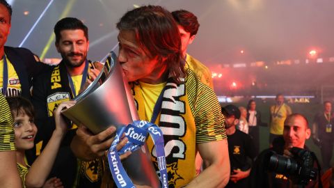 Matías Almeyda conquistó la liga de Grecia en su primera temporada.