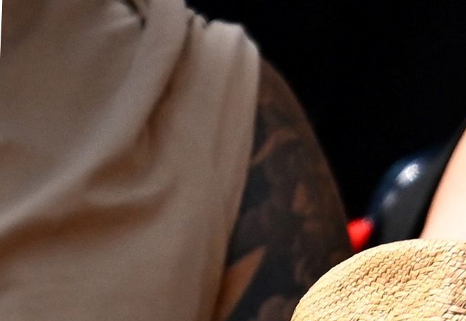 Mike Tyson (derecha) y la kickboxer franco-argelina Dida Diafat (centro) asisten al partido de semifinales de individuales masculino entre el español Carlos Alcaraz Garfia y el serbio Novak Djokovic en Roland Garrós. Foto: EMMANUEL DUNAND/AFP vía Getty Images.