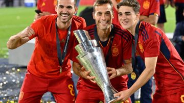 Sergio Canales sostiene el trofeo de la Nations League que ganó con España hace un mes.
