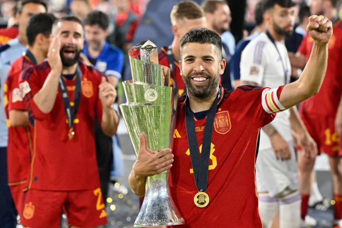 Jordi Alba con el trofeo de la Nations League.