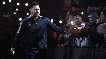 Lionel Messi durante un partido homenaje en Argentina.