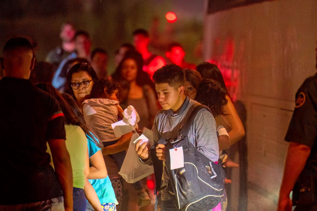 Inmigrantes son escoltados para comenzar su proceso de pedido de asilo en Eagle Pass, Texas.
