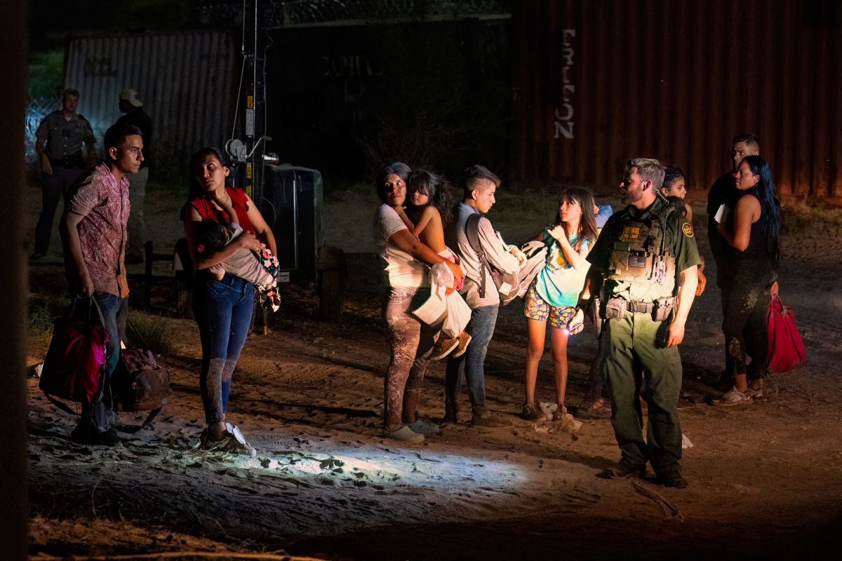 Cruces de migrantes en frontera con México llega al nivel más bajo en lo del gobierno de Biden