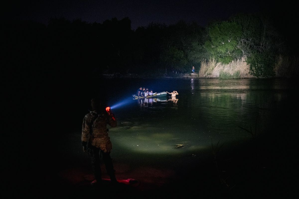 Soldados en Texas recibieron la orden de empujar al Río Grande a inmigrantes.