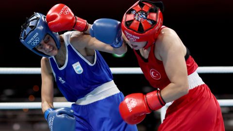 Dayana Sánchez (azul) enfrentando a Esra Yildiz en Tokio 2020.