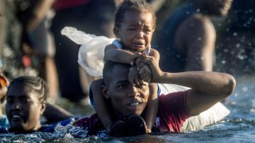 Inmigrantes haitianos cruzando el río Grande para pedir asilo en EE.UU. y escapar de la violencia en su país.