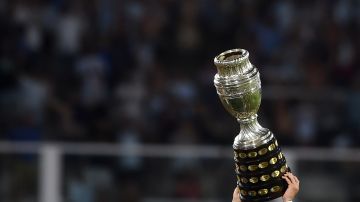 Trofeo de la Copa América levantada por Argentina.