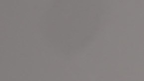 Un hombre fotografía Nueva York con el intenso smog traído por el humo de los incendios forestales de Canadá.