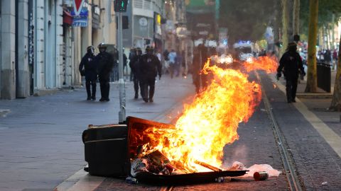 La policía francesa arrestó a 1311 personas durante la cuarta noche de disturbios por el asesinato de un adolescente a manos de la policía.