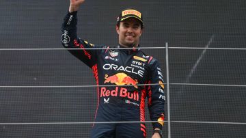 Sergio Pérez celebrando con el Gran Premio de Austria.