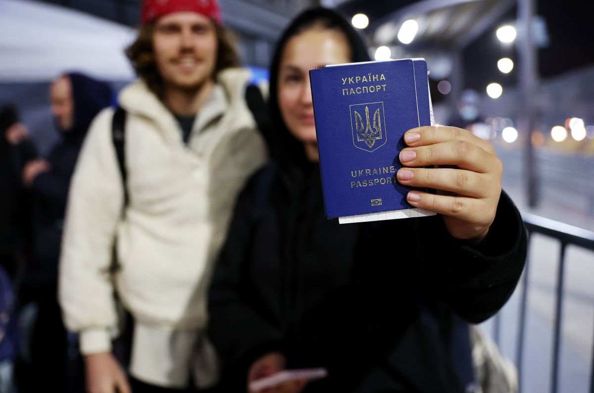 Refugiados de Ucrania llegan a EE.UU. con permiso para permanecer en libertad condicional humanitaria por un año.