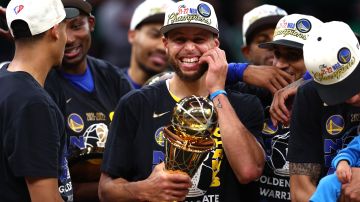 Stephen Curry con el trofeo de campeón de la NBA en 2022.