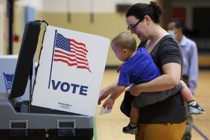Una mujer vota en las elecciones primarias en Alexandria, Virginia, el 21 de junio de 2022.