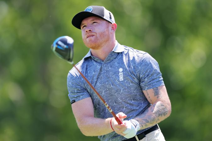 Canelo Alvarez juega su golpe de salida en el hoyo 7 durante el primer día de la Serie ICON en Liberty National Golf Club el 30 de junio de 2022 en Jersey City, Nueva Jersey. Foto: Mike Stobe/Getty Images.
