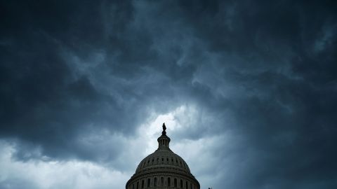 Tormentas dejan a más de 200,000 personas sin electricidad en Washington D.C.