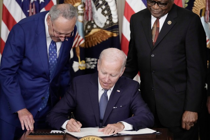 El presidente Joe Biden (c) firma la Ley de Reducción de la Inflación en la Casa Blanca el 16 de agosto de 2022.