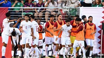 Hazem Shehata y Qatar celebrando gol ante México en la Copa Oro.