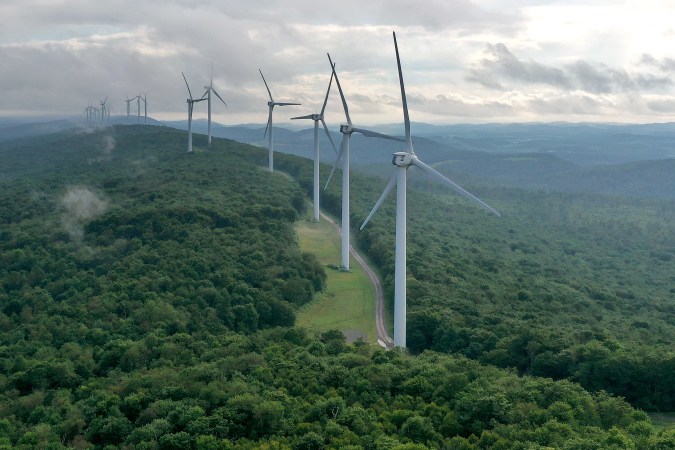 Un parque de generación de energía eólica de 70 megavatios en la cima de Backbone Mountain en Oakland, Maryland.