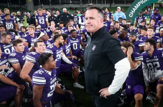 El entrenador en jefe de los Northwestern Wildcats, Pat Fitzgerald, habla con su equipo después del partido Aer Lingus College Football Classic 2022 entre Northwestern Wildcats y Nebraska Cornhuskers en el Estadio Aviva el 27 de agosto de 2022 en Dublín, Irlanda. Foto: Oisin Keniry/ Getty Images.