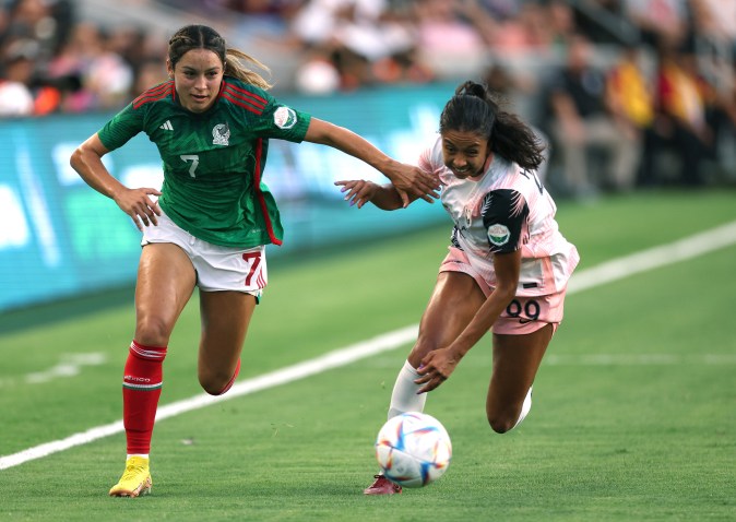 Scarlett Camberos (izq.), una de las jugadoras acosadas. Foto: Harry How/Getty Images.