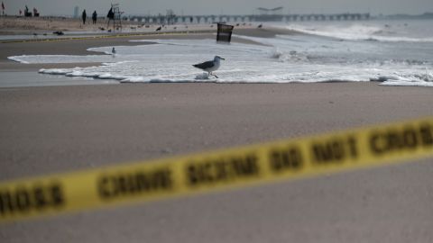 Hallan un cuerpo dentro de un barril que flotaba cerca de una playa de Malibú, California