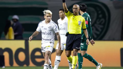 Yeferson Soteldo fue apartado del Santos de Brasil.