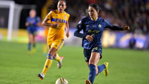 Scarlett Camberos (azul) con Club América.