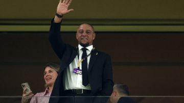 Roberto Carlos, adorado exfutbolista brasileño, saluda durante el Mundial de Qatar 2022.